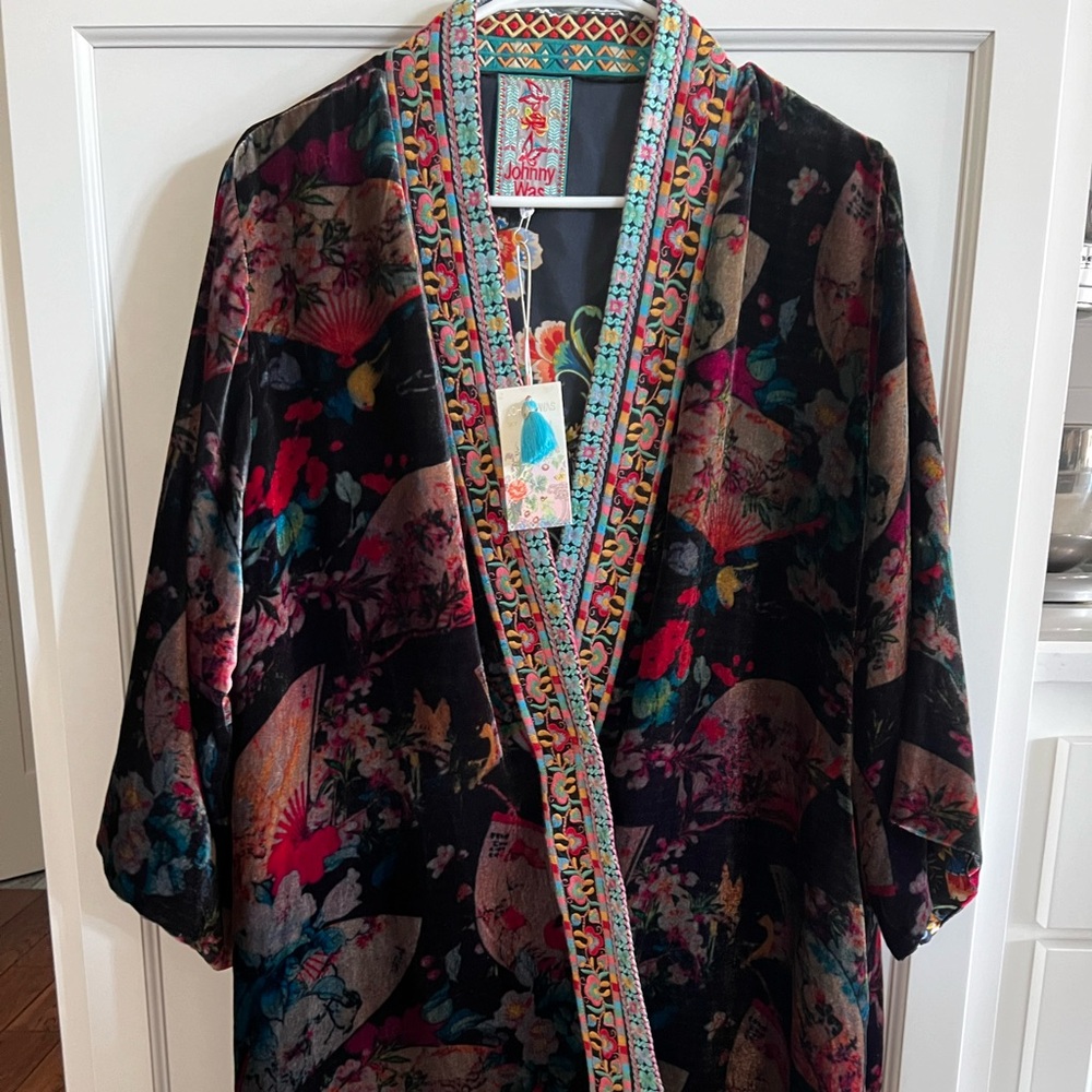 Beautiful Johnny Was velvet/lined kimono straight from Lennon Stella’s closet!